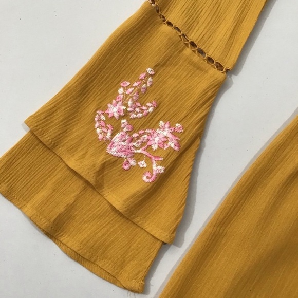 Francesca’s Shorts romper with Bell Sleeves - Picture 4 of 8